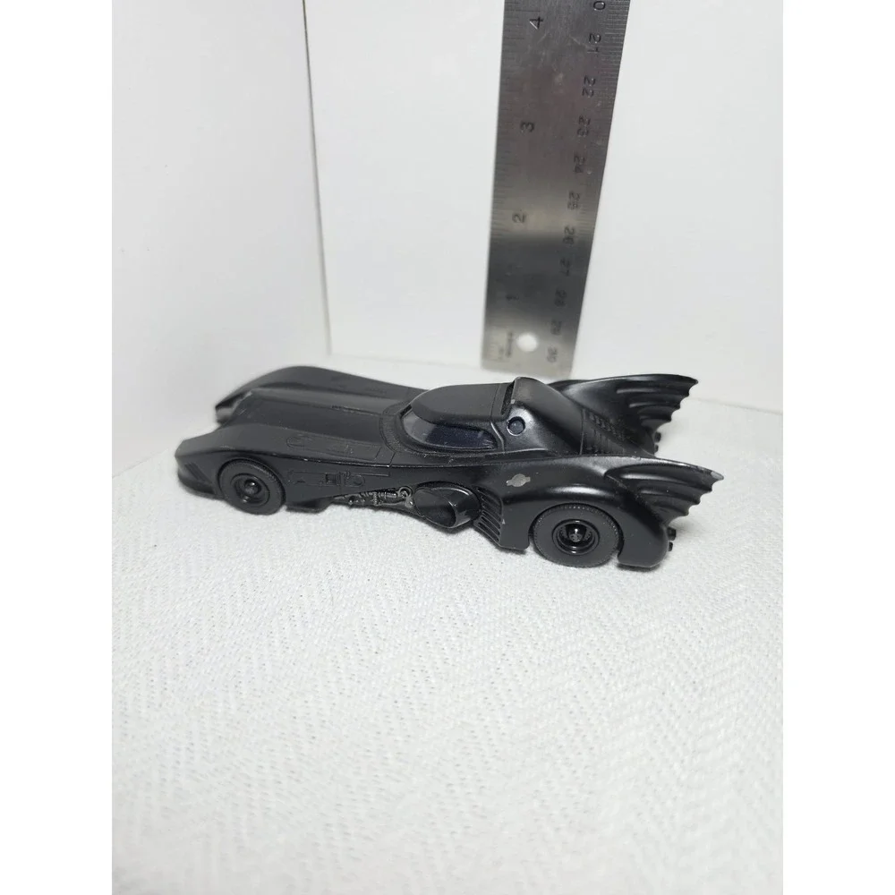 Jada Toys 1989 Batmobile diecast model car in a‎ 1:32 scale